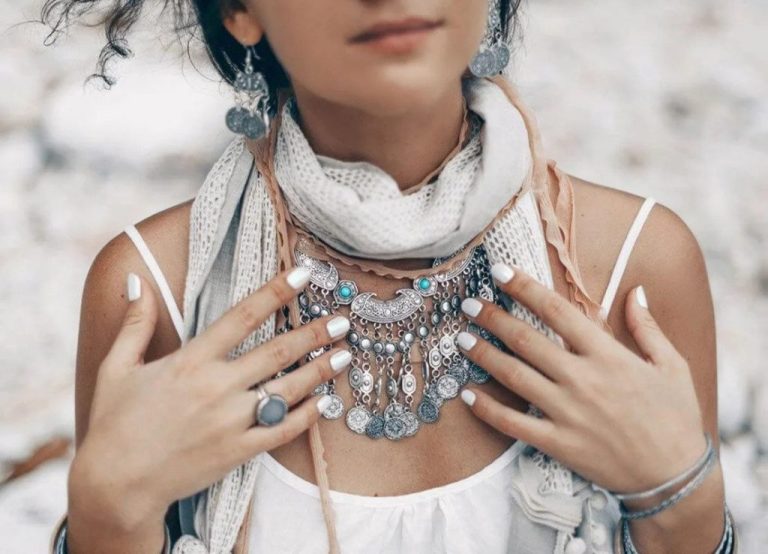 Jilbab: Lebih dari Sekadar Penutup Aurat